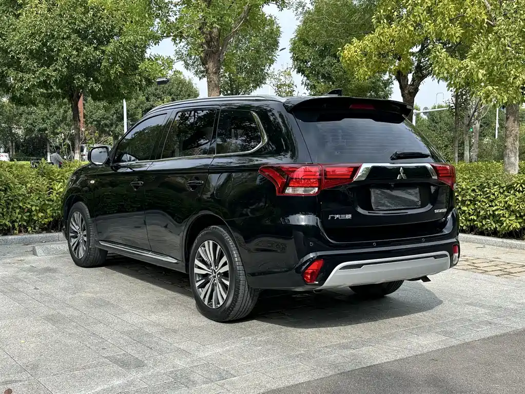 Mitsubishi Outlander — миниатюра 6