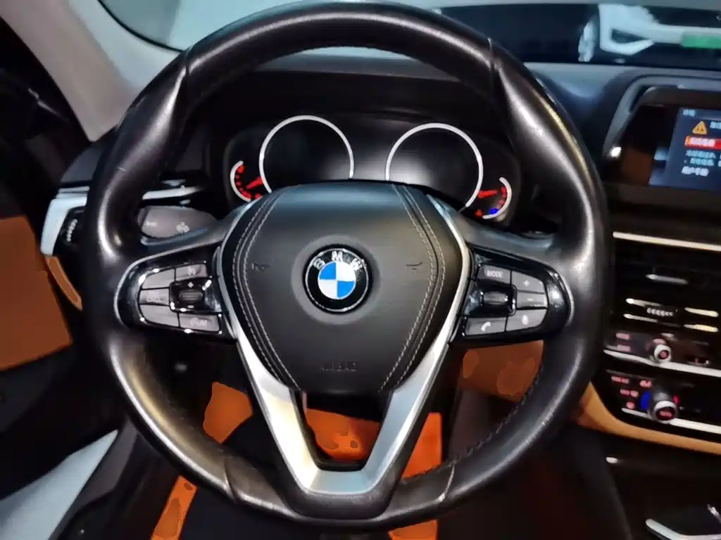 BMW 5 Series — миниатюра 11