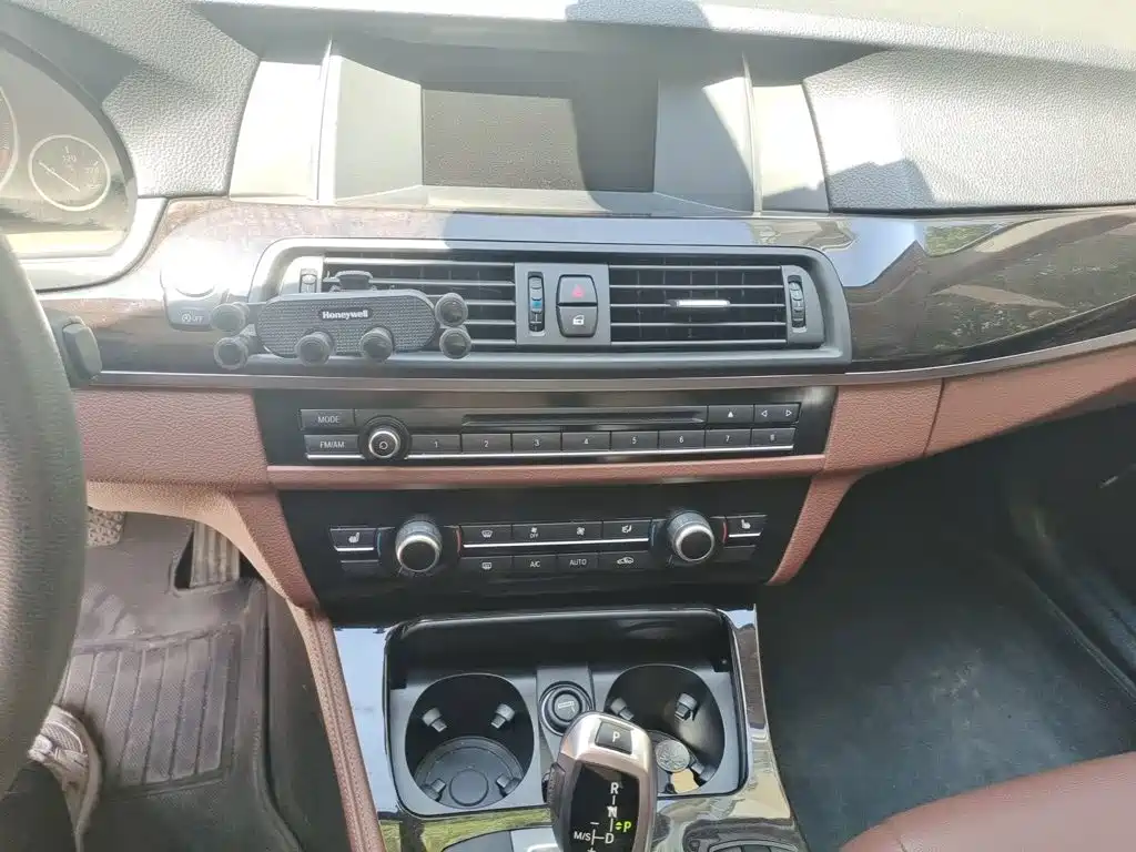 BMW 5 Series — миниатюра 6