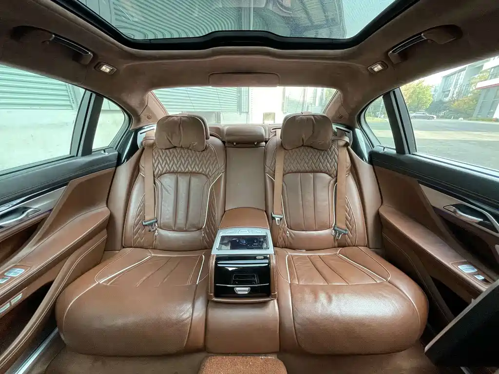 BMW 7 Series — миниатюра 14
