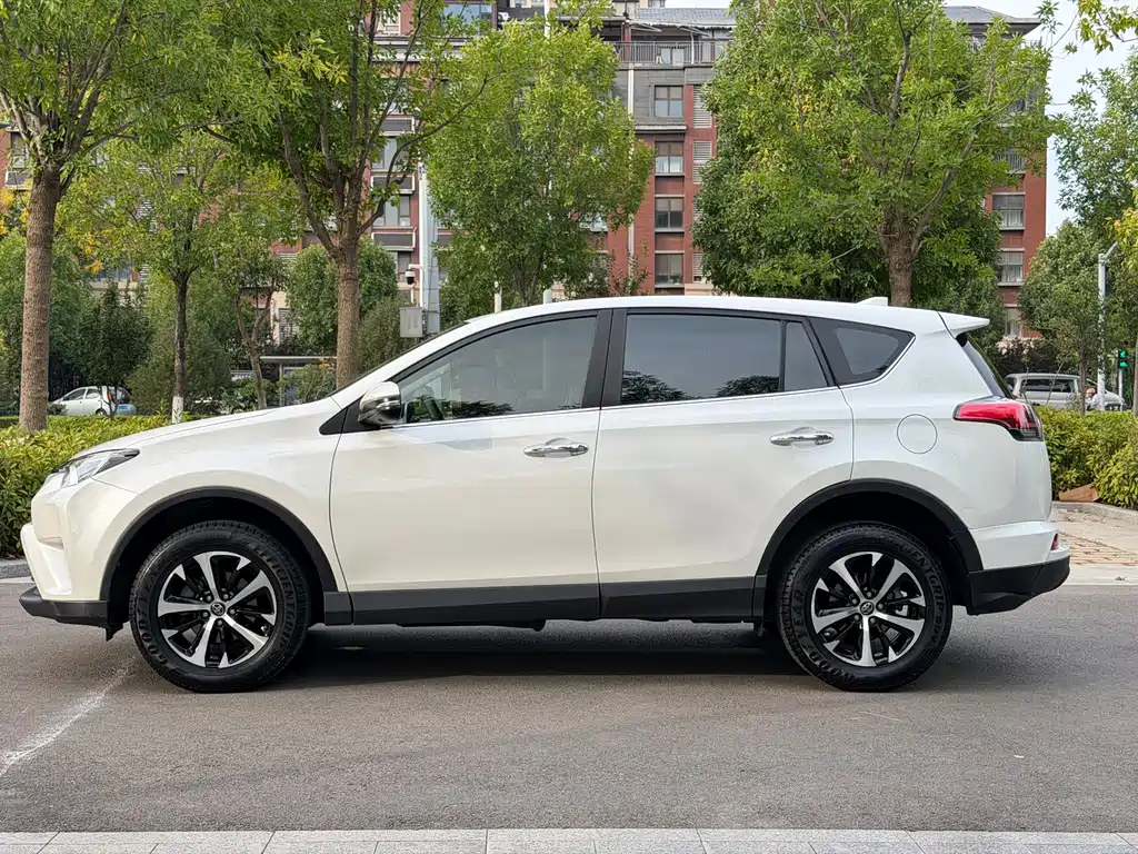 Toyota RAV4 — миниатюра 4
