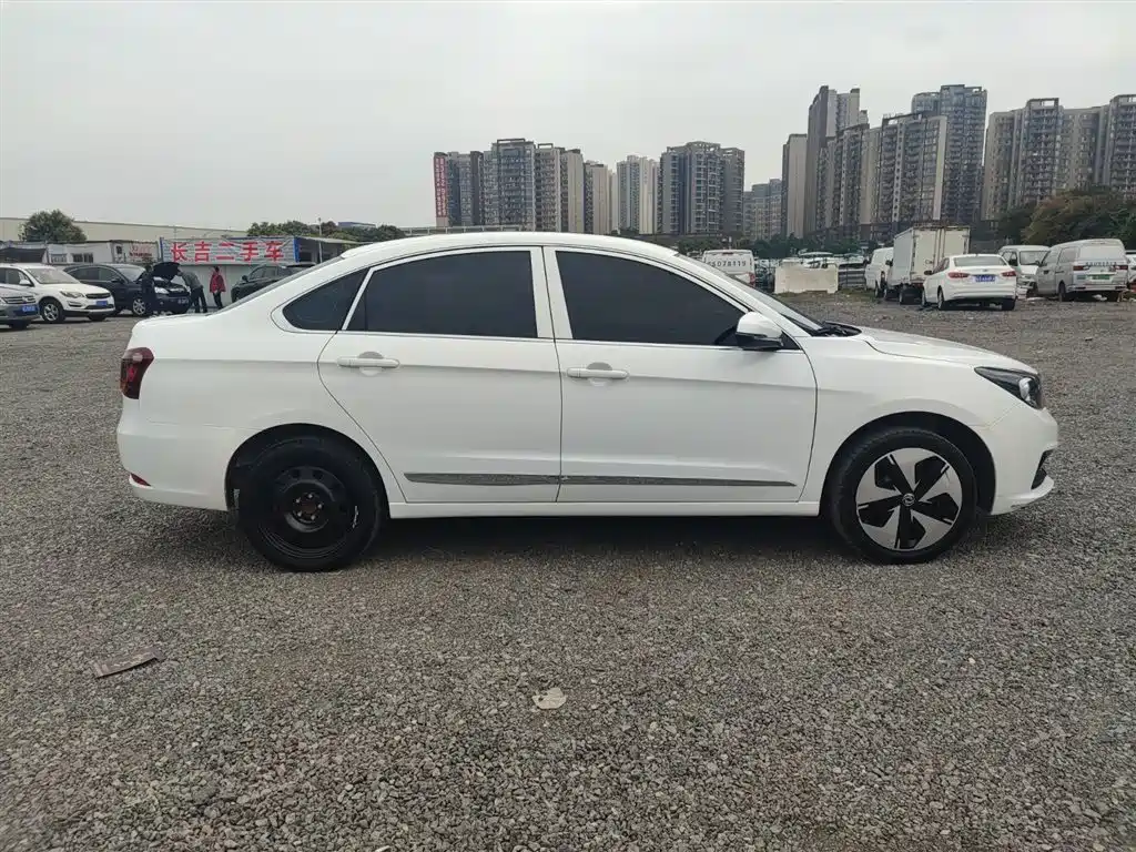 DONGFENG E70