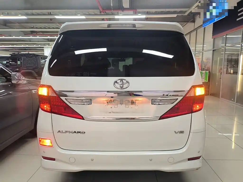 Toyota Alphard — миниатюра 6