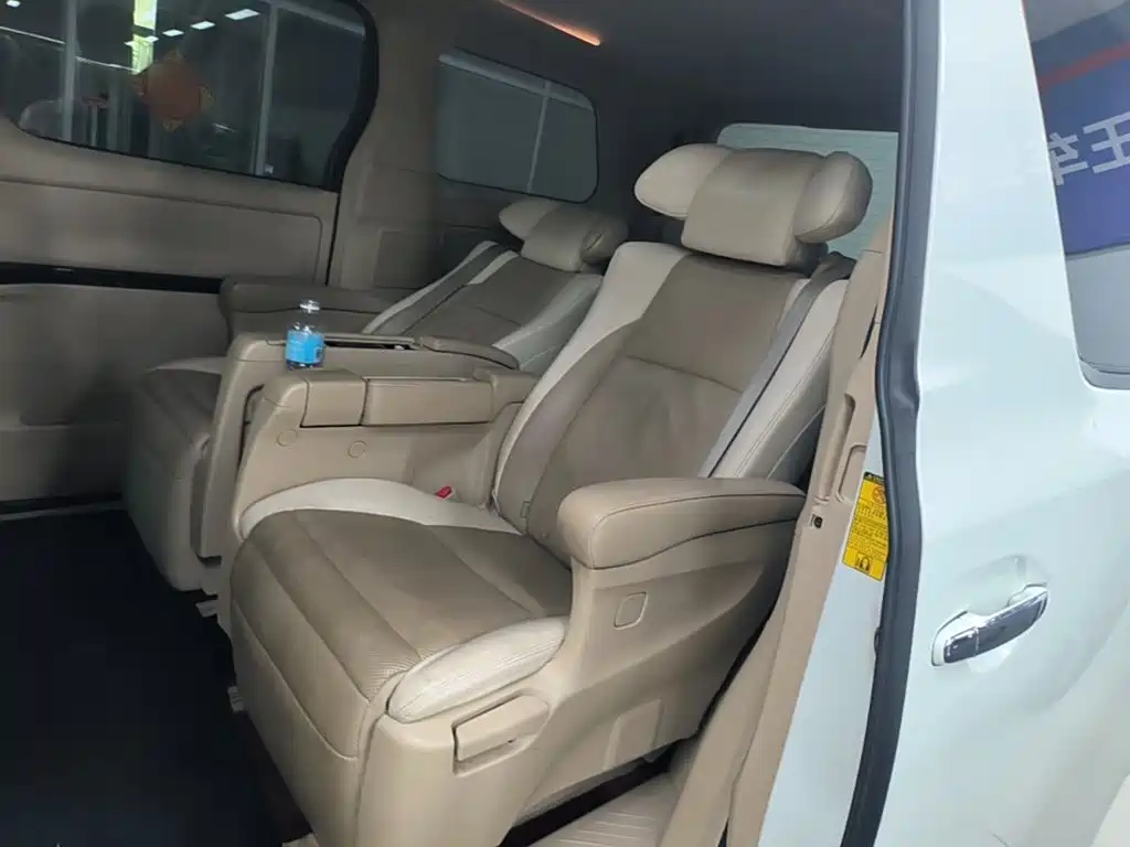 Toyota Alphard — миниатюра 17