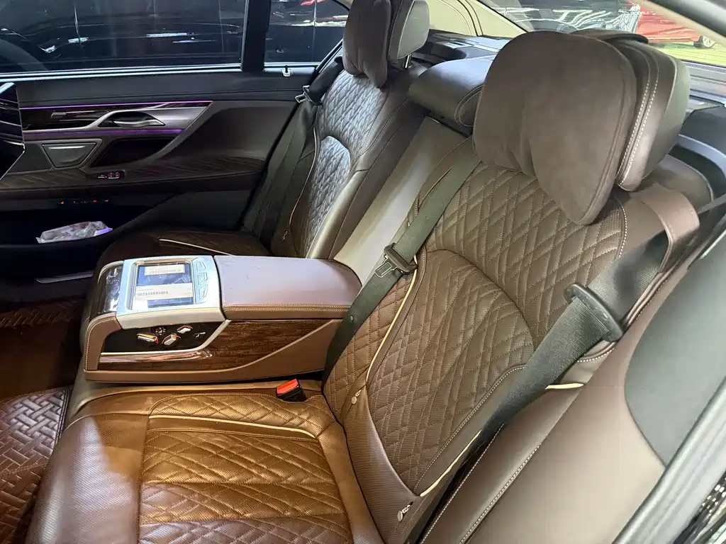 BMW 7 Series — миниатюра 11