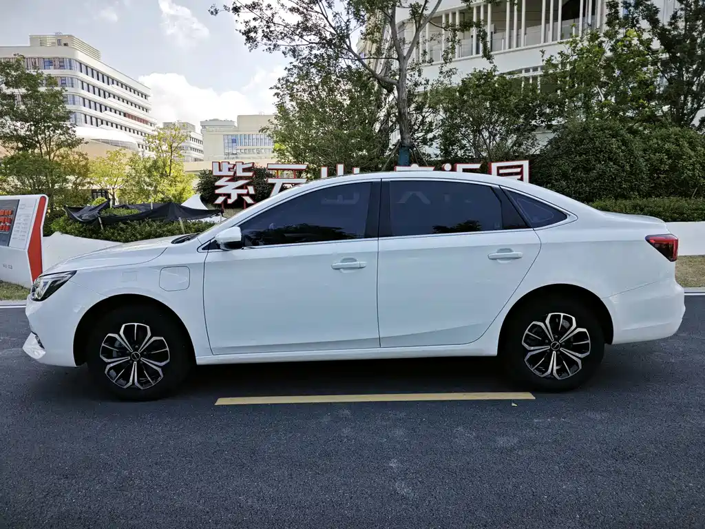 Roewe i6 MAX New Energy — миниатюра 3