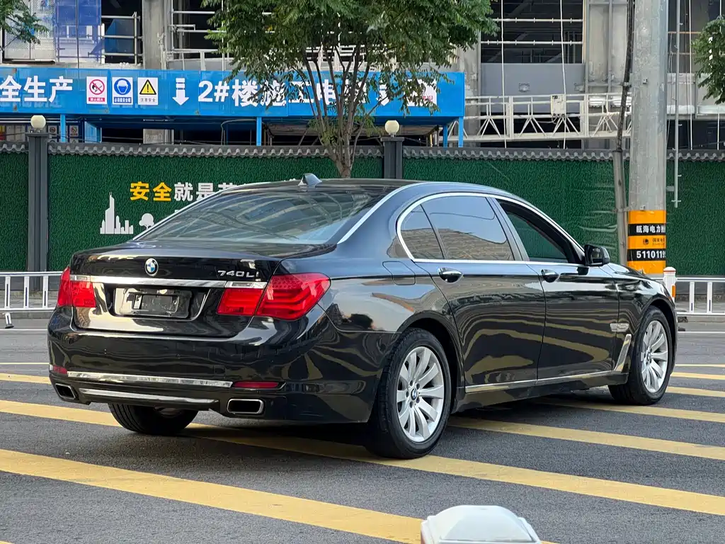 BMW 7 Series — миниатюра 8