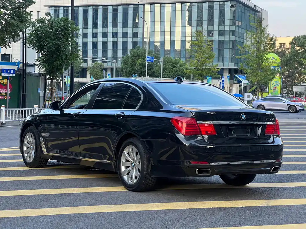 BMW 7 Series — миниатюра 6