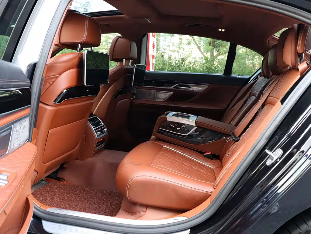 BMW 7 Series — миниатюра 11