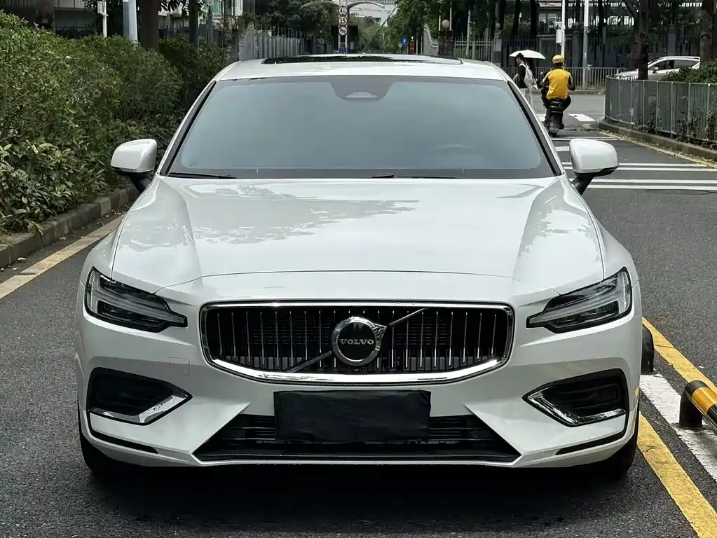 Volvo S60 2026 B4 Luxury