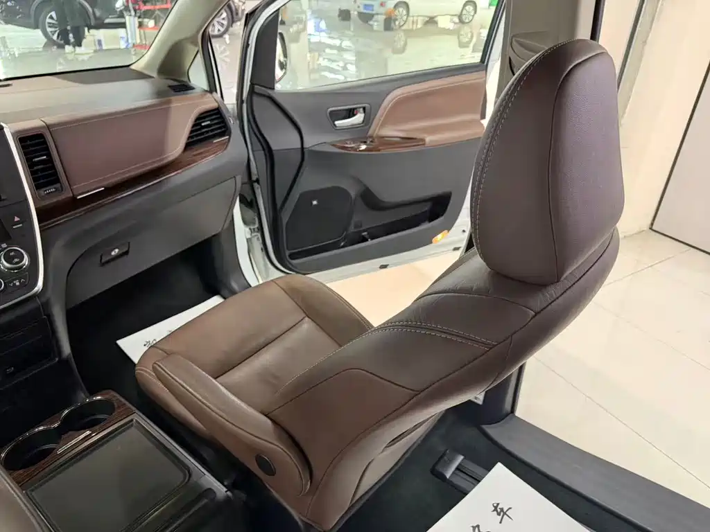 Toyota Sienna — миниатюра 5