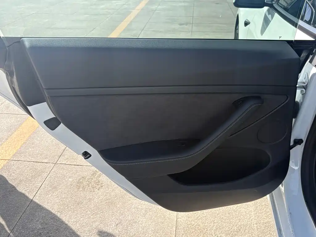 Tesla Model 3 — миниатюра 10