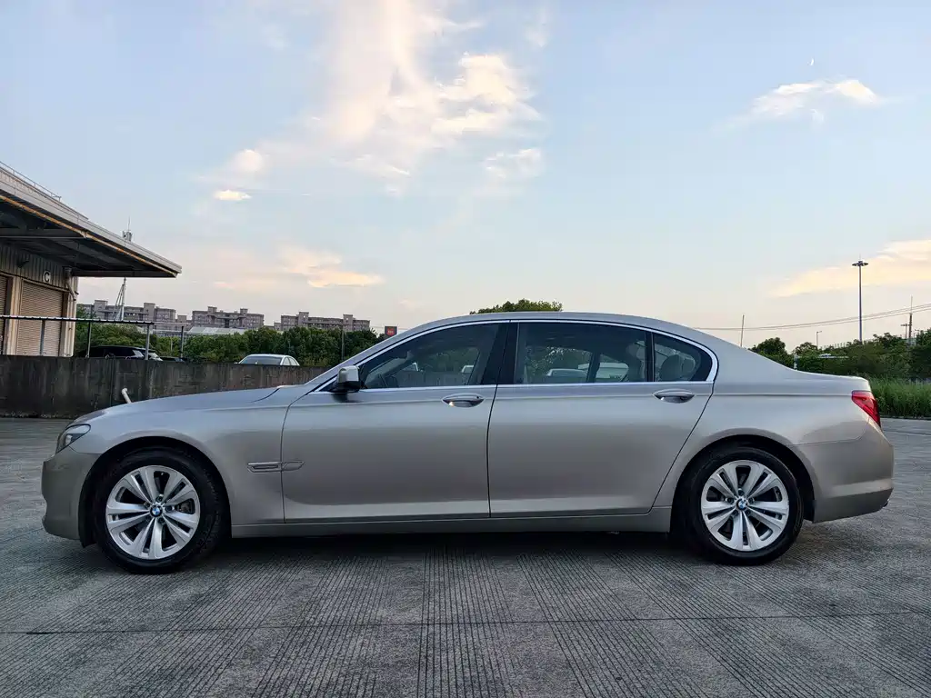 BMW 7 Series — миниатюра 28