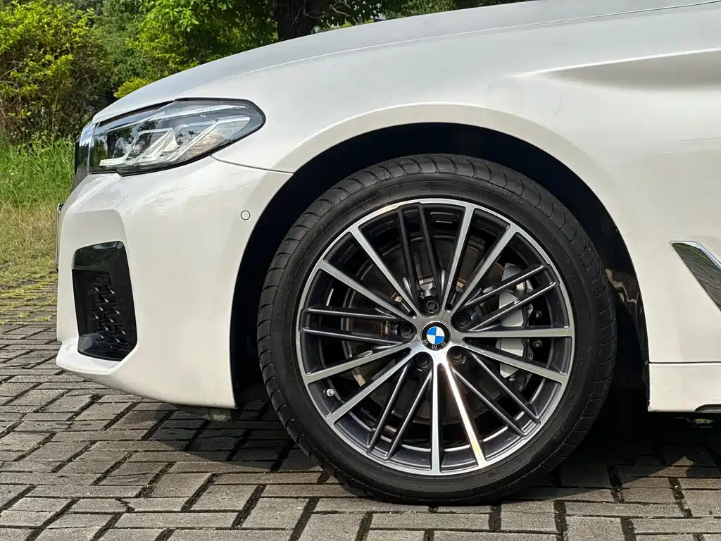 BMW 5 Series — миниатюра 17