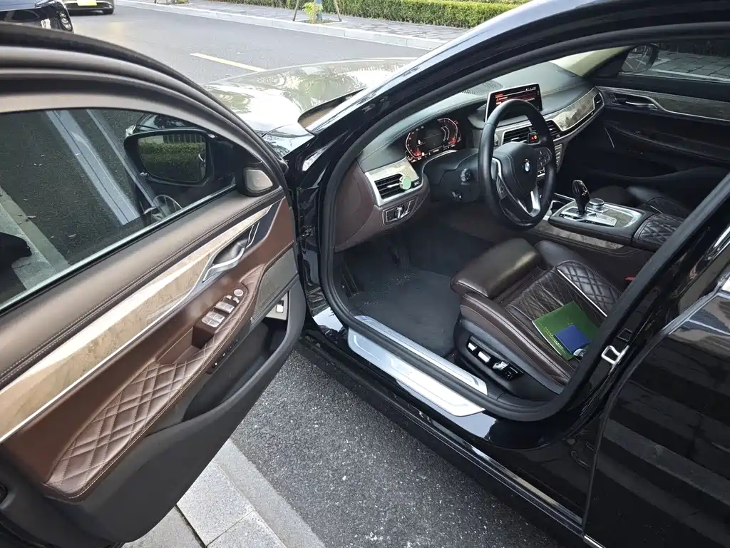 BMW 7 Series — миниатюра 4
