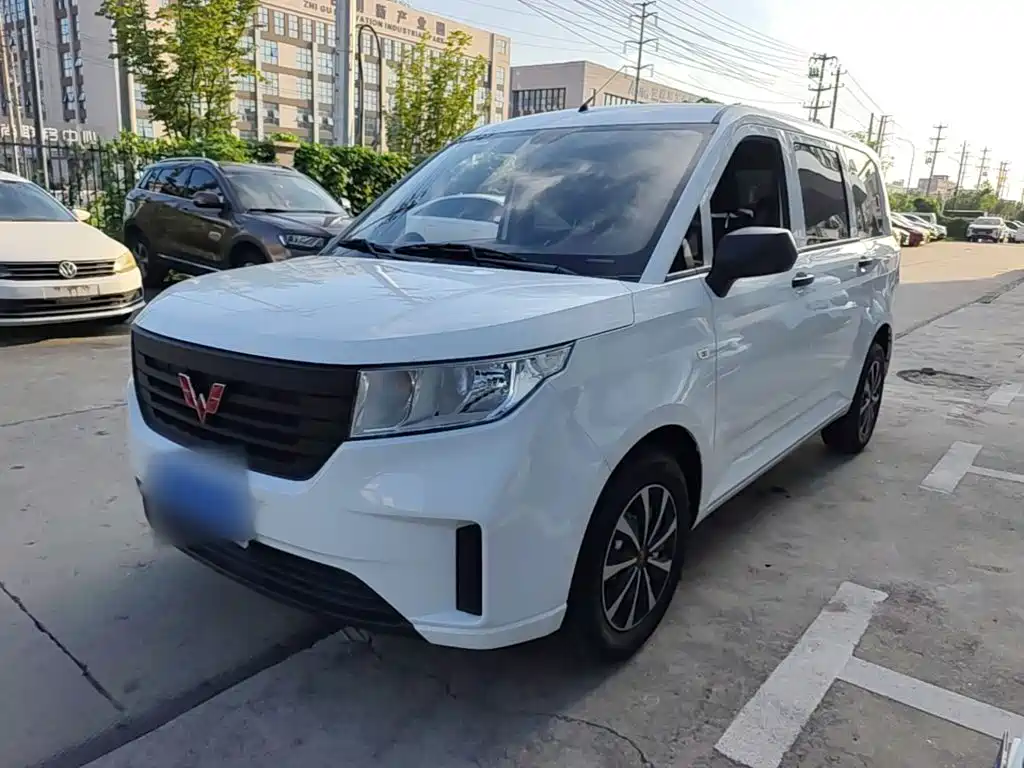 Wuling Hongguang PLUS