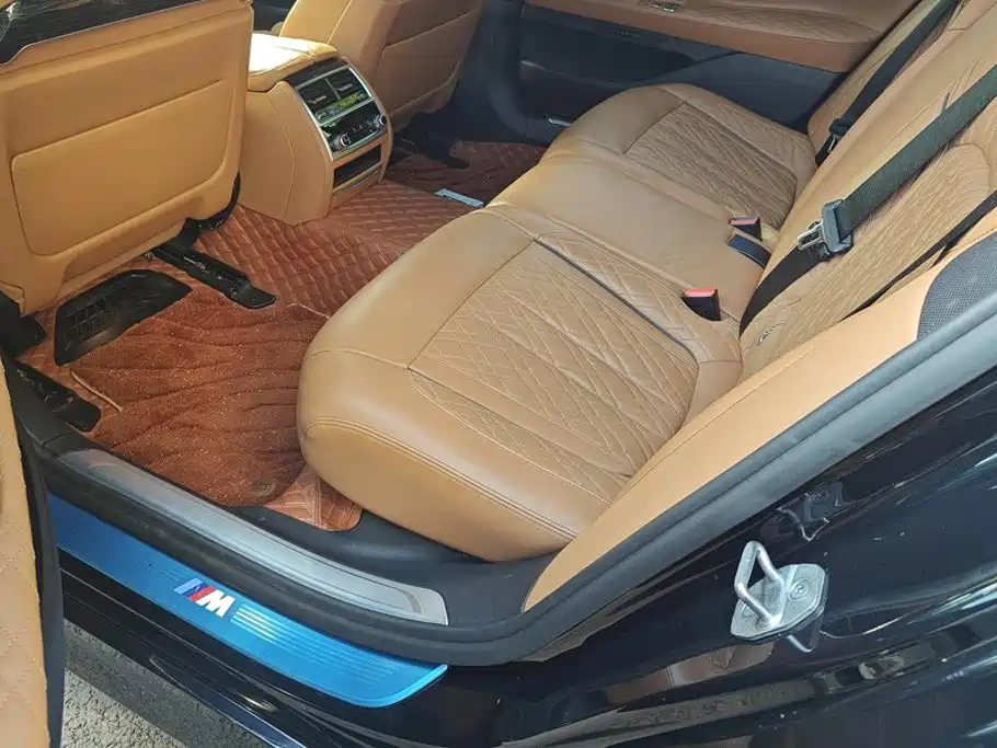 BMW 7 Series — миниатюра 11
