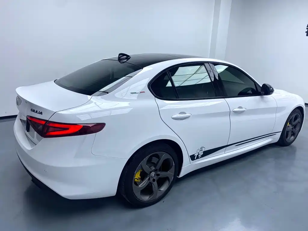 Alfa Romeo Giulia 2020 2.0T 280HP