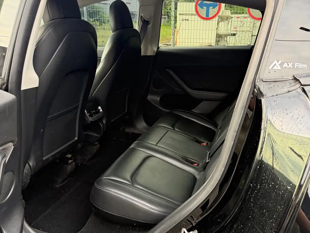 Tesla Model Y — миниатюра 11