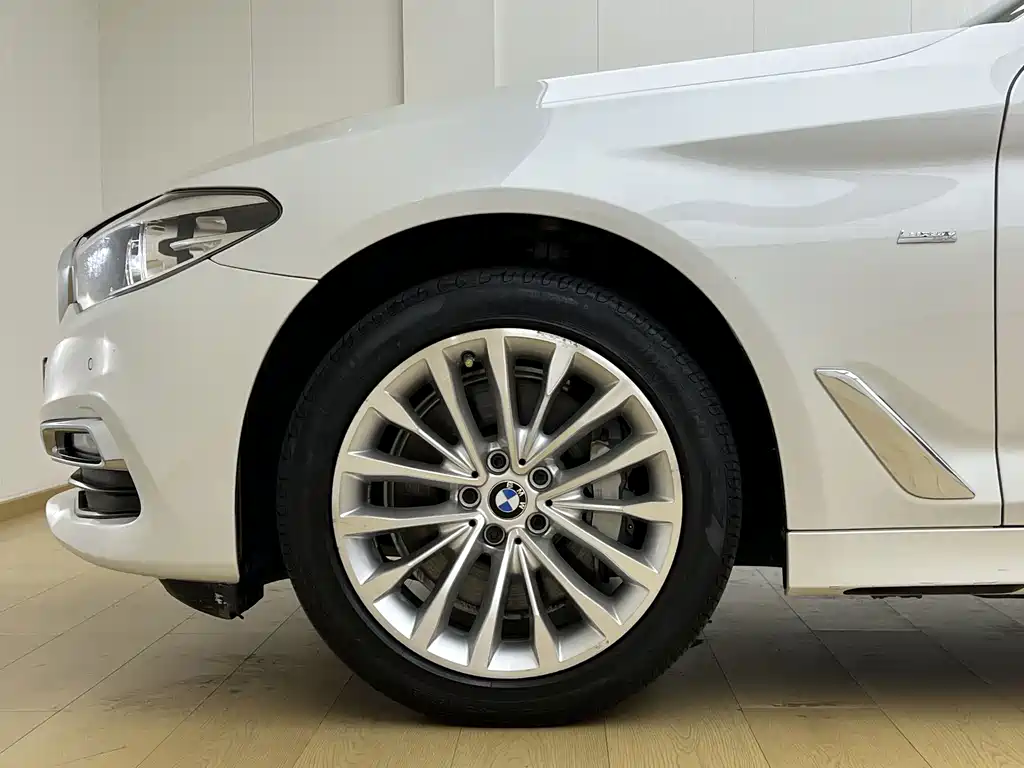 BMW 5 Series — миниатюра 5