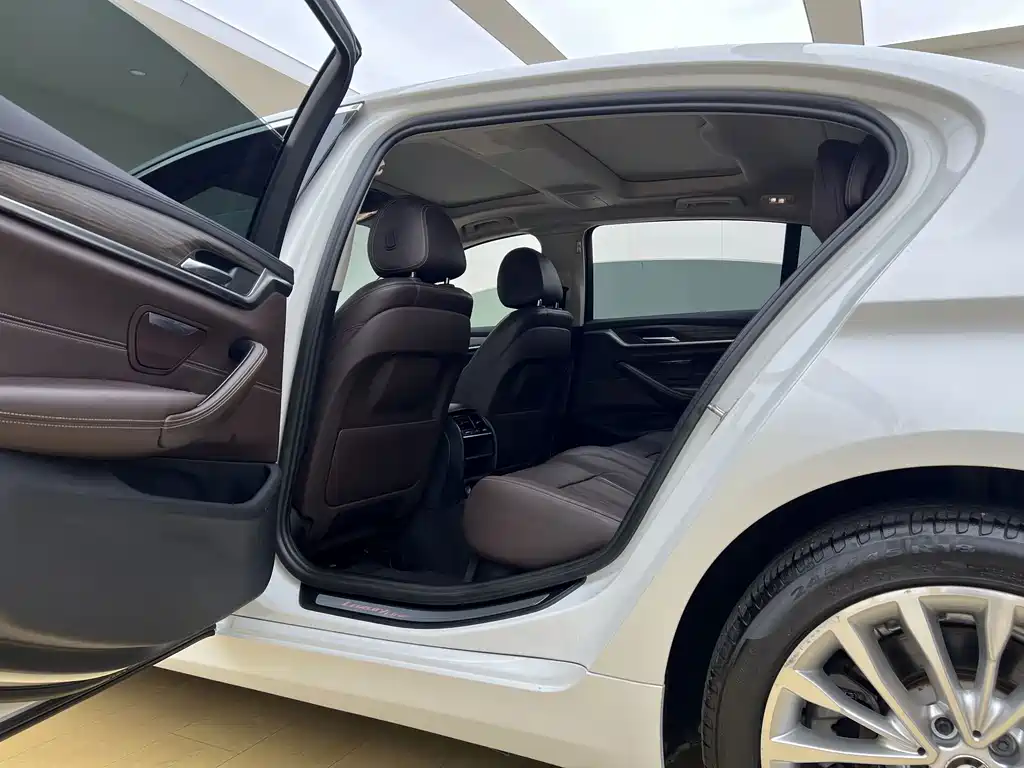 BMW 5 Series — миниатюра 18
