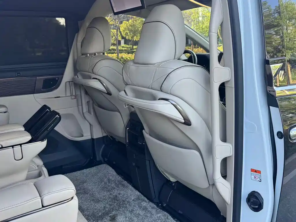 Toyota Alphard — миниатюра 7