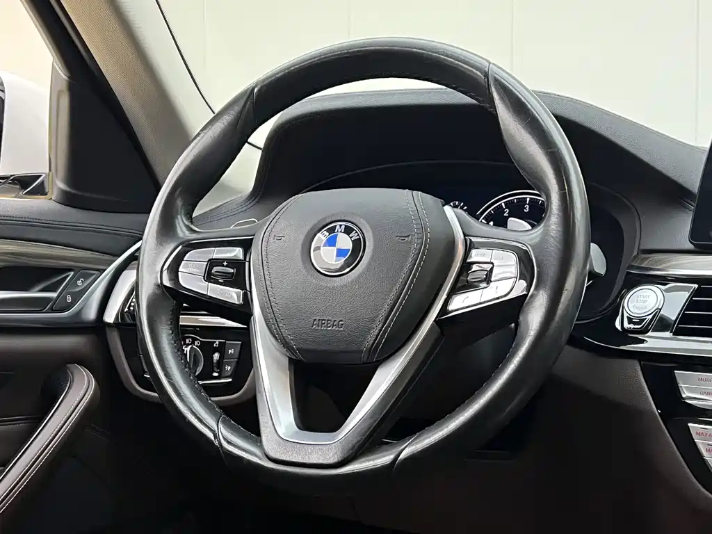 BMW 5 Series — миниатюра 13