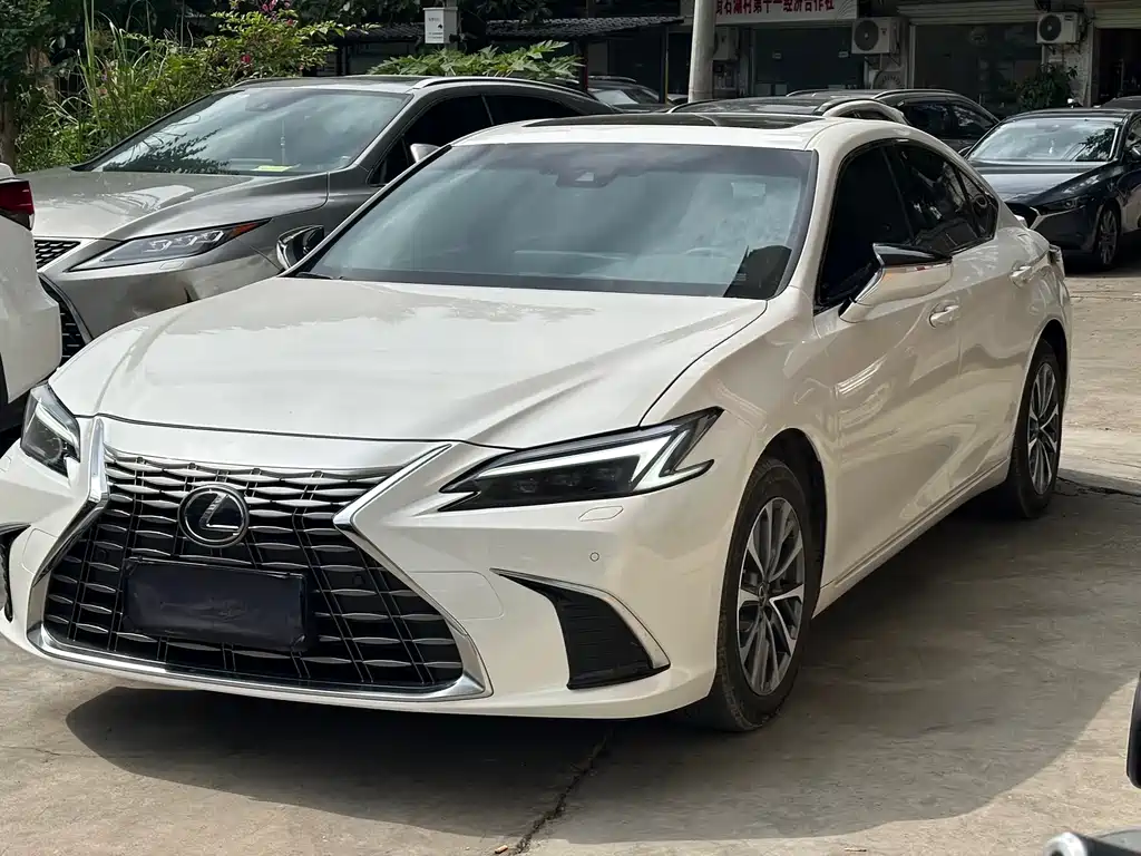 Lexus ES 2025