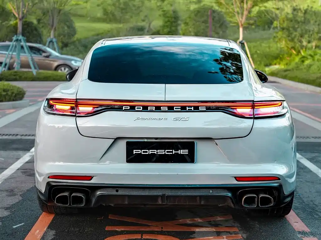 Porsche Panamera 2010 Panamera 4S 4.8L