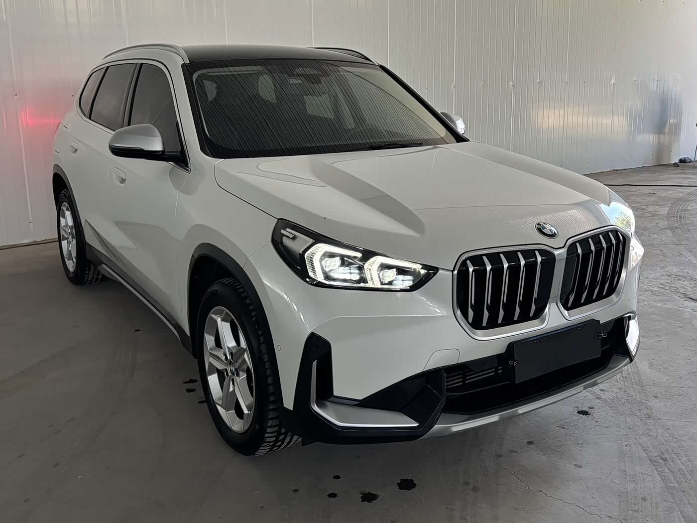 BMW X1 1.5 л 2023 г. Белый, пробег 29000 км