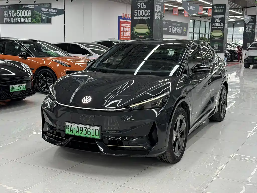 VOLKSWAGEN WITH THE CROWD 06