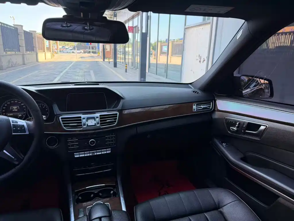 Mercedes-Benz E-Class — миниатюра 8
