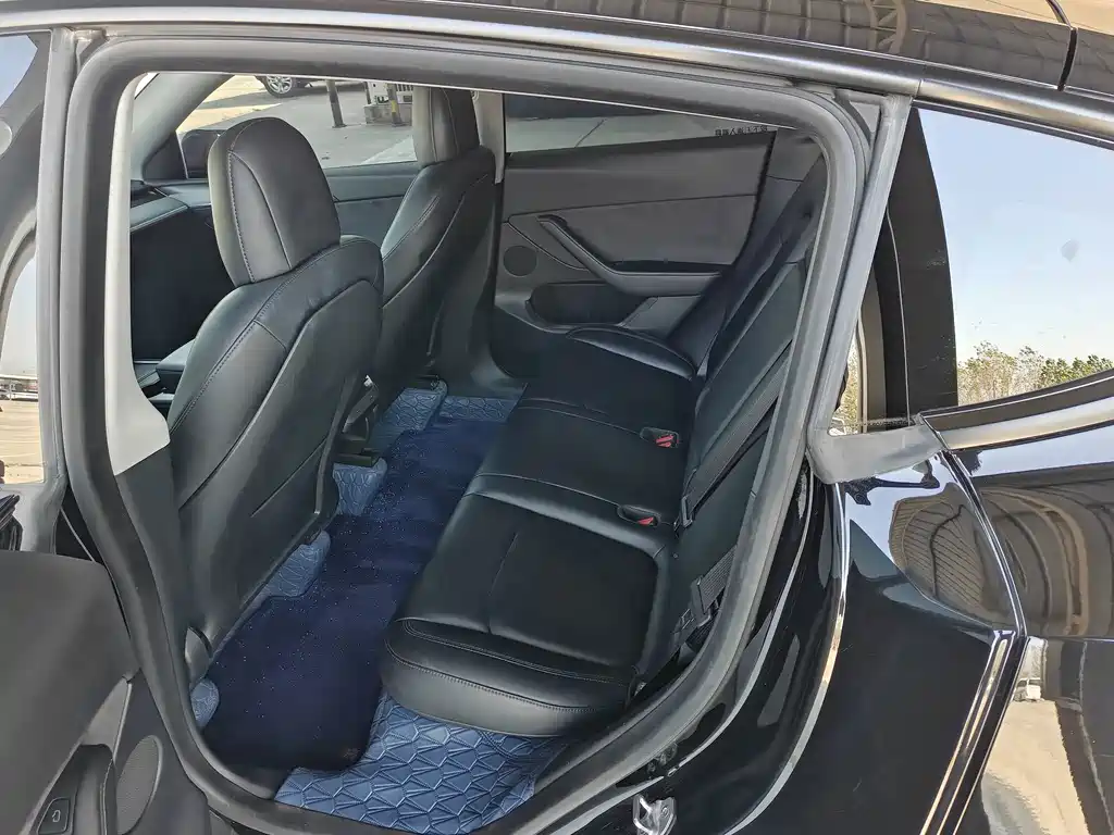 Tesla Model Y — миниатюра 8