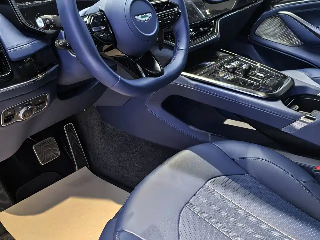 Aston Martin DBX — миниатюра 7
