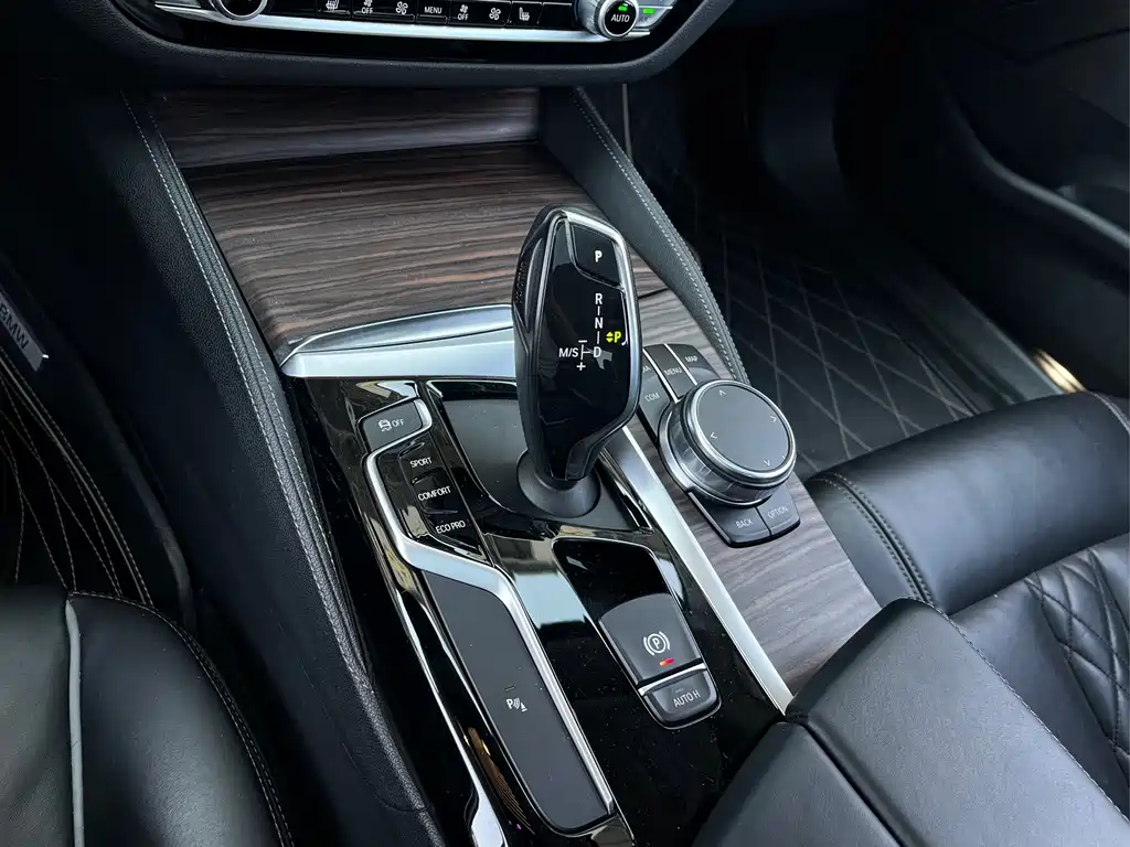 BMW 5 Series — миниатюра 9