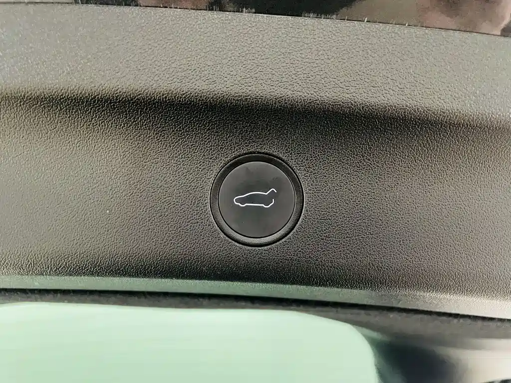 Tesla Model Y — миниатюра 13
