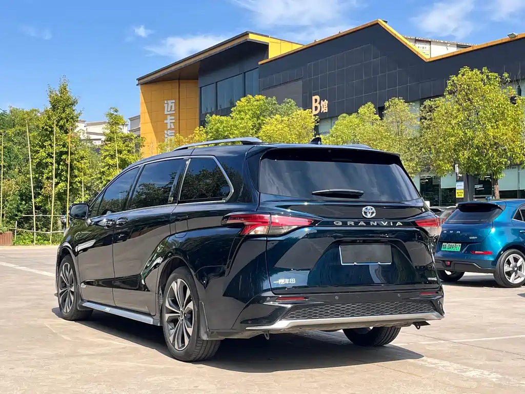 Toyota Granvia — миниатюра 5