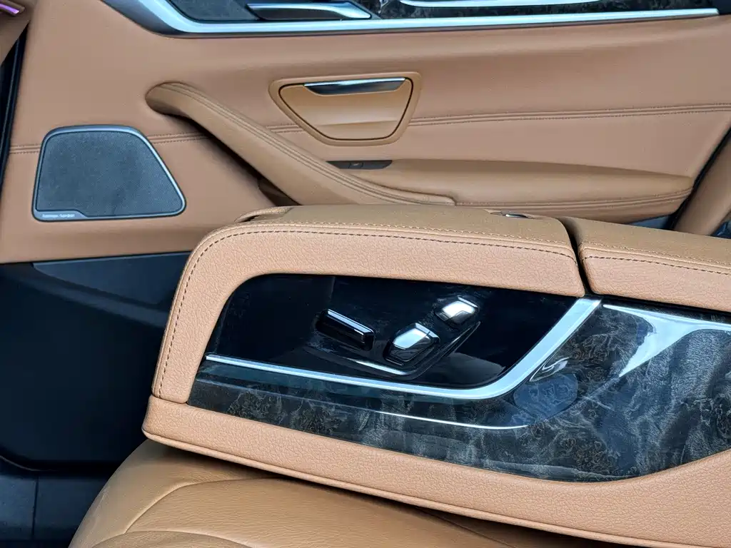 BMW 5 Series — миниатюра 7