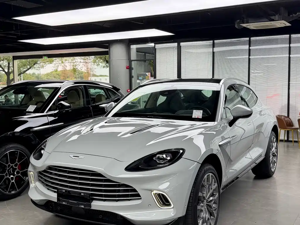 Aston Martin DBX 0