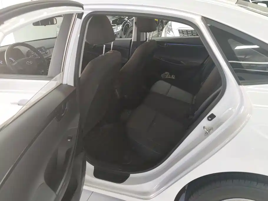 Hyundai Elantra — миниатюра 11