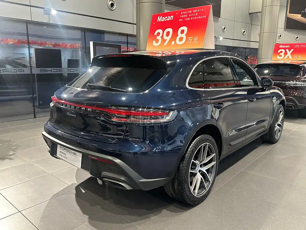 PORSCHE MACAN