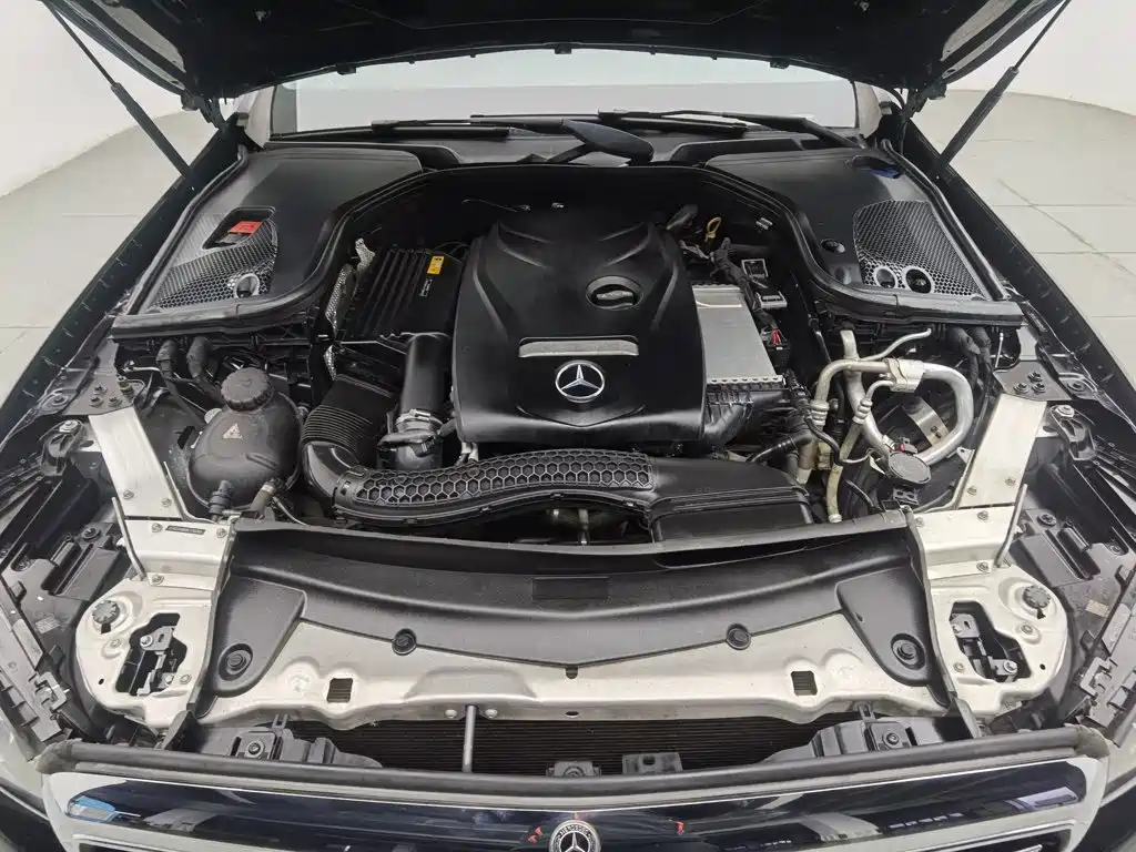 Mercedes-Benz E-Class — миниатюра 6