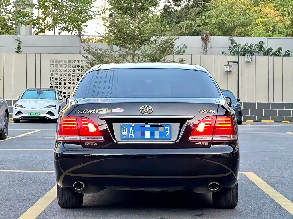 Toyota Crown — миниатюра 5