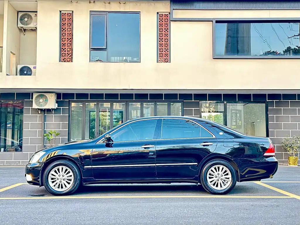 Toyota Crown — миниатюра 7
