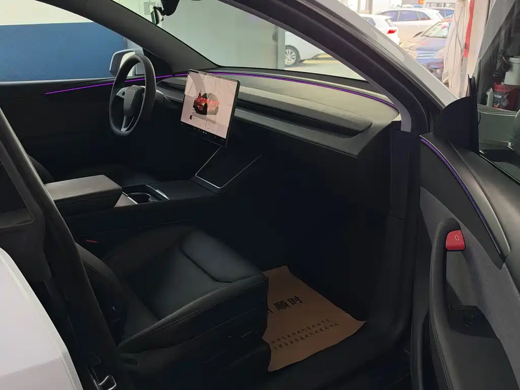 Tesla Model Y — миниатюра 5