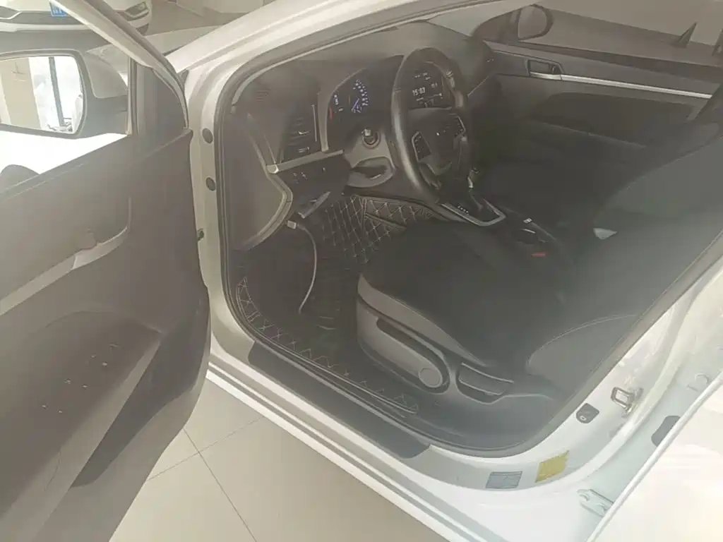 Hyundai Elantra — миниатюра 16