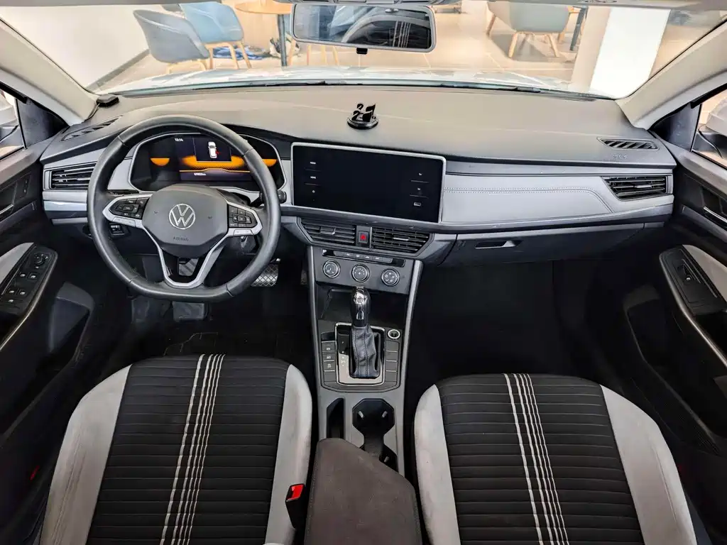VOLKSWAGEN BORA