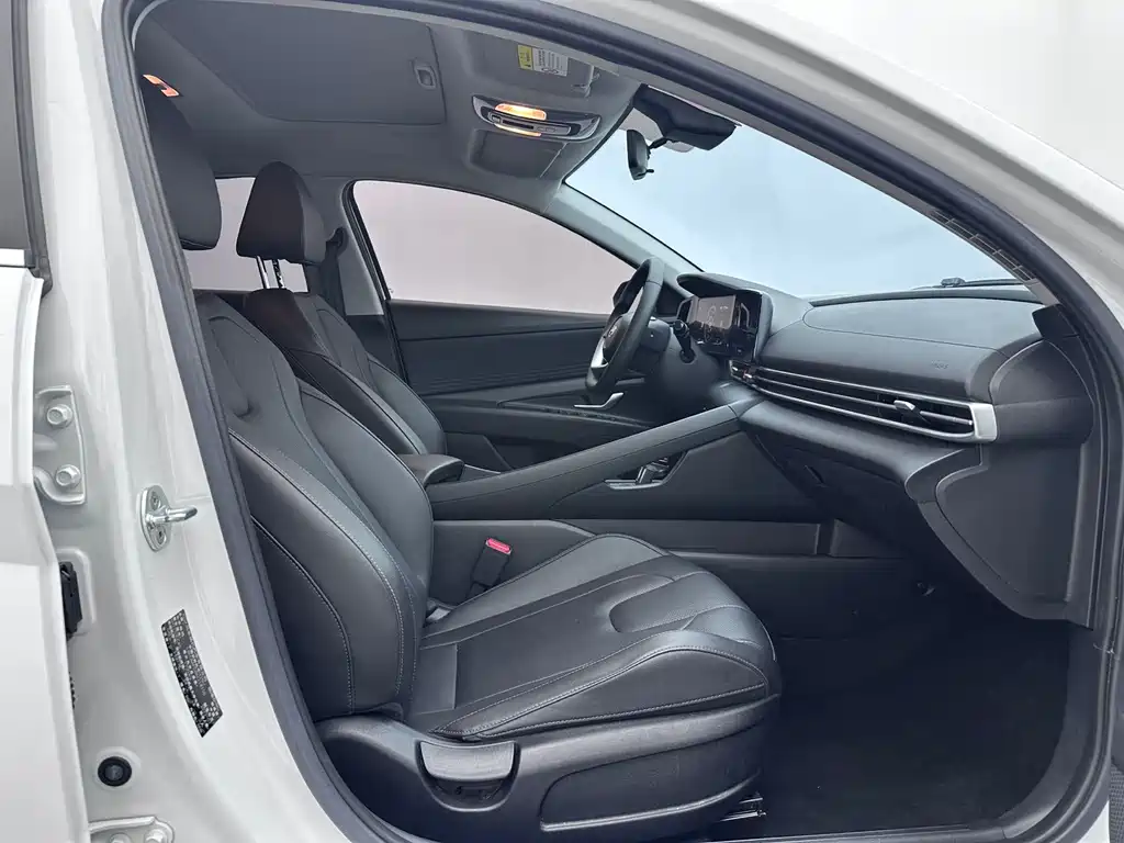 Hyundai Elantra — миниатюра 12