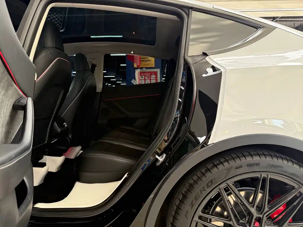 Tesla Model Y — миниатюра 5