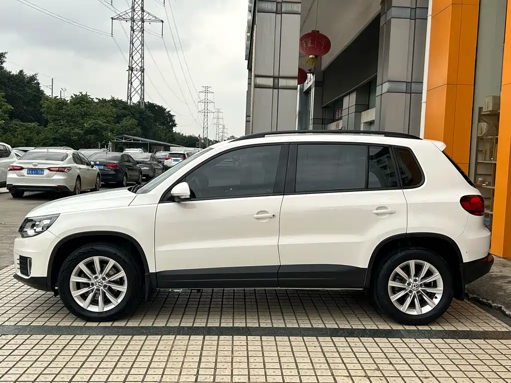 VOLKSWAGEN TIGUAN